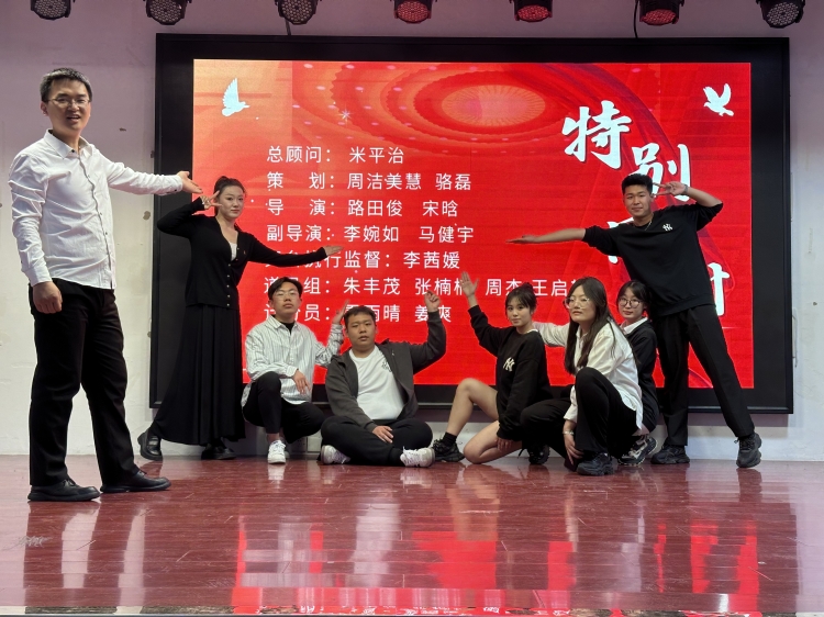 参与组织红色话剧活动.jpg