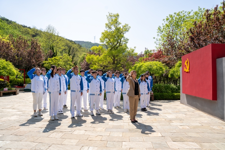 软件与大数据技术系第一党支部-“参观刘家村党建长廊 重温入党誓词”主图党日活动 (3).jpg