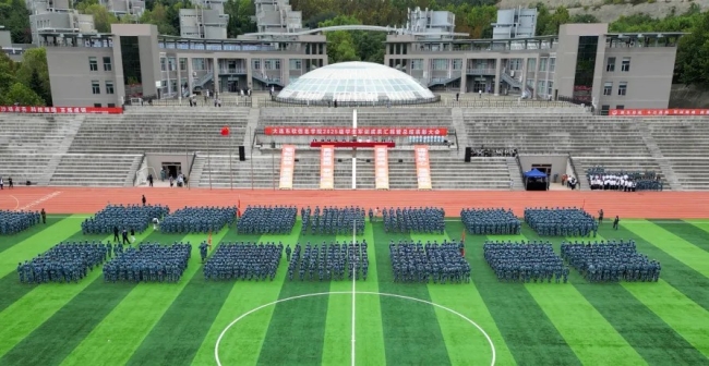 我校举行2025级学生军训成果汇报暨总结表彰大会