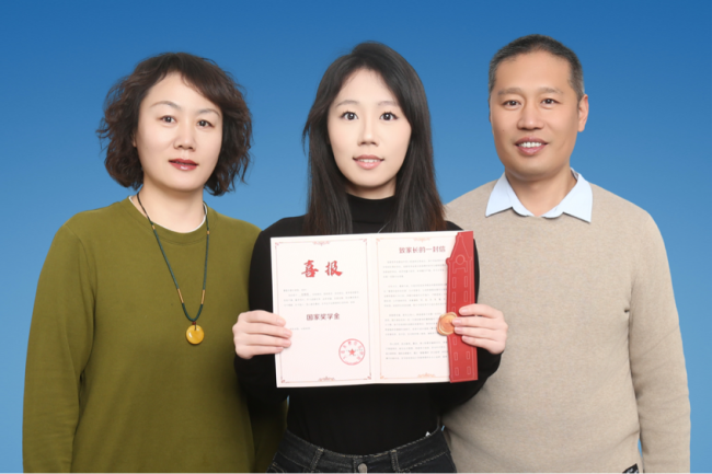 跨越山海的成长回响！大连东软信息学院向奖学金获得者家庭发放喜报