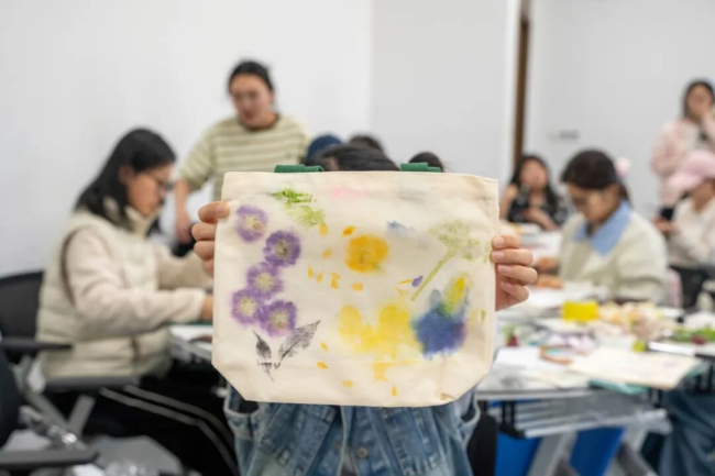 谁不想拥有一个印满春天的帆布包呢？