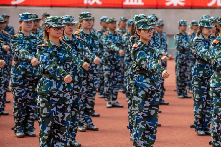 迷彩淬青春，热血正拔节！直击军训场